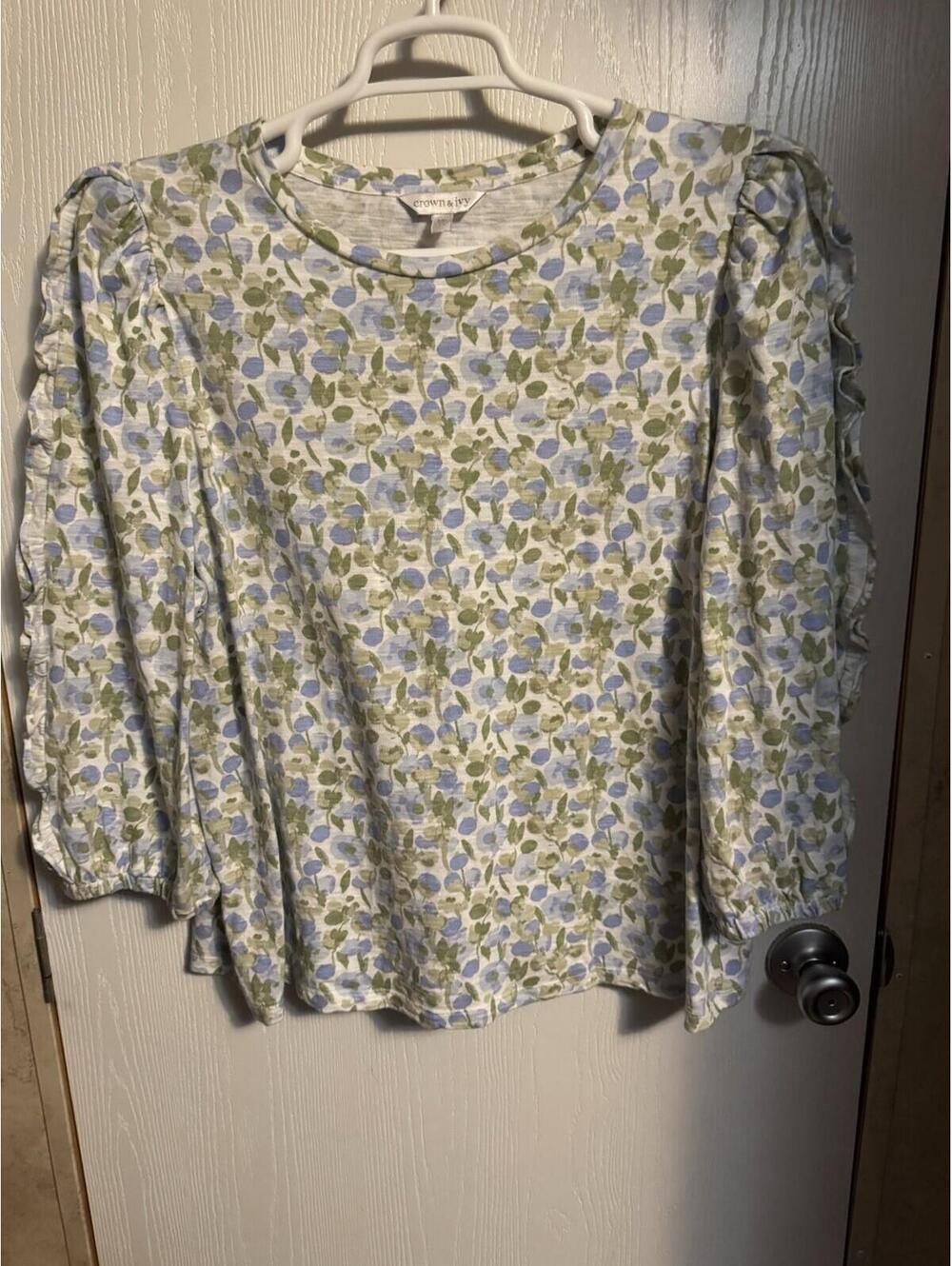 Crown & Ivy 2X White Floral Print Ruffles Classic Flowers Feminine Ladies Blouse